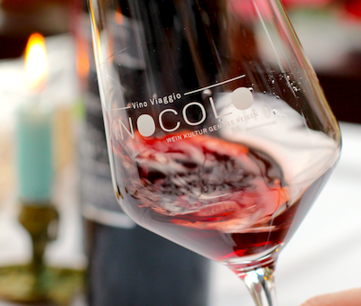 weinglashand thumb weinglashand thumb